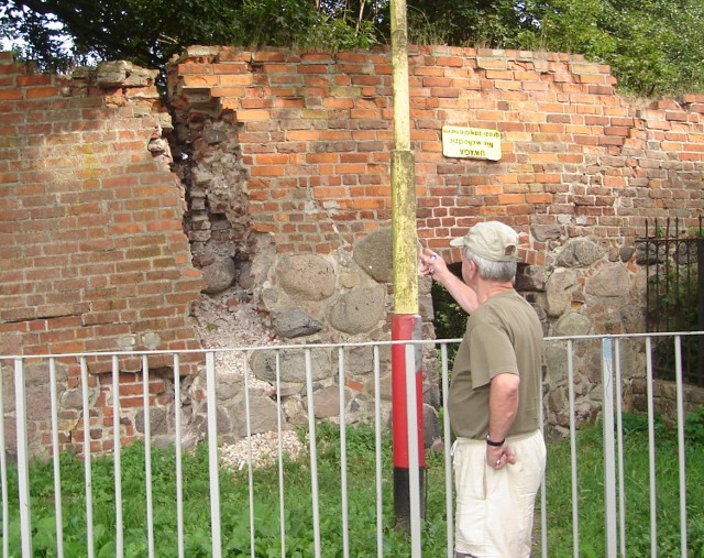 Od 2005 roku pan Romuald z ul. Kazimierza Wielkiego alarmuje, że mur za Archiwum Państwowym jest fatalnym stanie. Z roku na rok wygląda coraz gorzej.