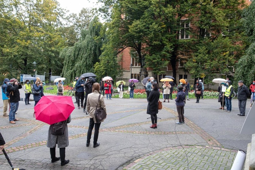 Pikieta w Krakowie. Protestowali przeciwko nominacji Przemysława Czarnka na ministra edukacji narodowej [ZDJĘCIA]