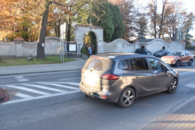 Miasto uruchamia specjalne autobusy, które dowiozą pasażerów na cmentarze. 1 listopada komunikacja będzie darmowa