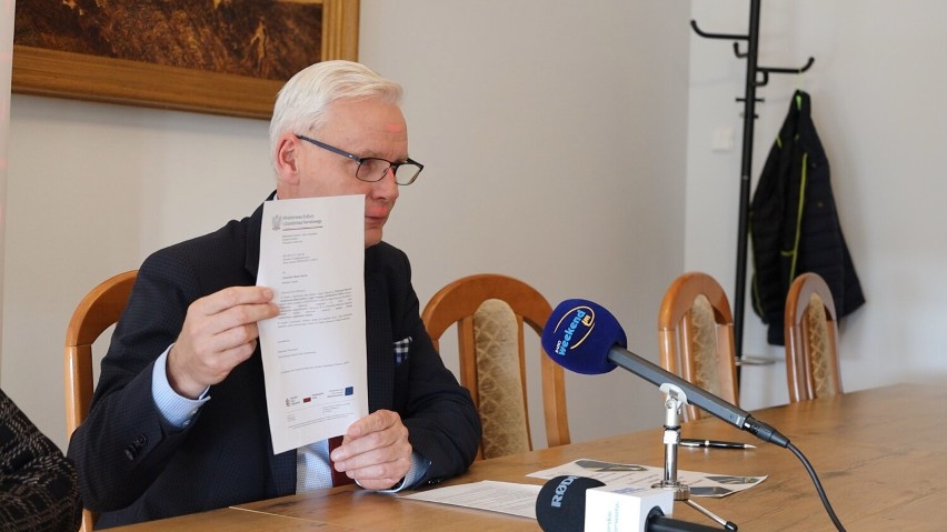 Burmistrz Czerska Przemysław Biesek-Talewski pokazuje pismo...