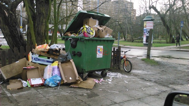 Śmietnik przy rynku w Sopocie nie spełnia swojej roli.