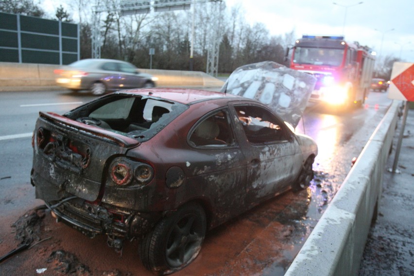 Samochód stanął w ogniu na al. Jana Pawła w Łodzi [ZDJĘCIA]
