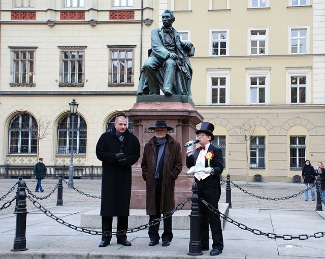 Wszystkich przybyłych na rynek przywitał prezydent Wrocławia Rafał Dutkiewicz, redaktor naczelny &quot;Gazety Wyborczej&quot; we Wrocławiu Jerzy Sawka oraz wodzirej Wojciech Mach. Fot. Marta Szloser