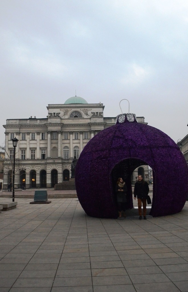 Ogromna fioletowa bombka zagościła na Krakowskim Przedmieściu! [ZDJĘCIA]