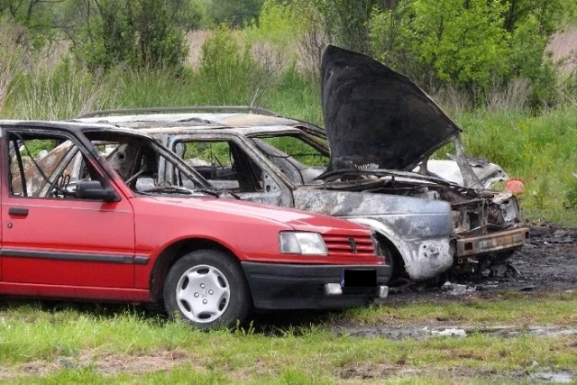 Tymowa: Spalone samochody. Policja ustala przyczyny zdarzenia
