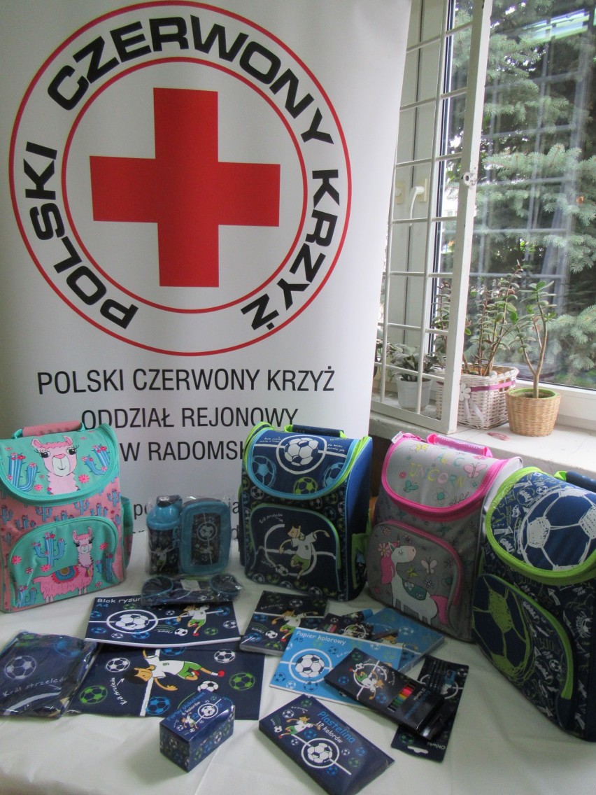 PCK w Radomsku przygotował tornistry i wyprawki szkolne dla swoich podopiecznych