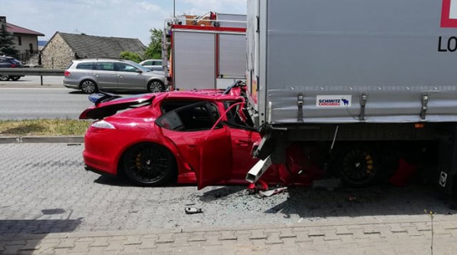 Porsche wbiło się w naczepę ciężarówki