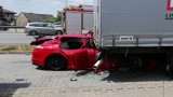 Porsche wbiło się w tył TIR-a - koszmarny wypadek na parkingu przy DK1 w Podwarpiu [AKTUALIZACJA]