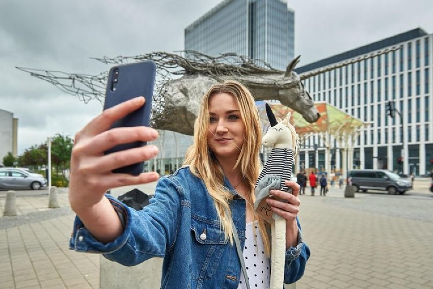 Łódzki jednorożec ma już rok! Powstał specjalny selfie plac, gra miejsca oraz dania inspirowane jednorożcem od łódzkich restaurtorów