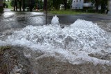 Upalny dzień, a tryskająca ze studzienki woda zalewa drogę w Kielcach! Co się dzieje na ulicy Bema? Zobaczcie zdjęcia i film