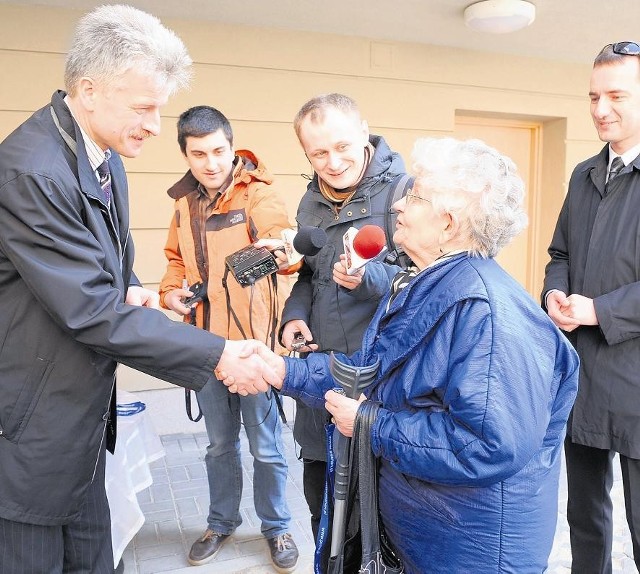 Pierwsi lokatorzy dostali klucze do lokali przy Fabrycznej 8