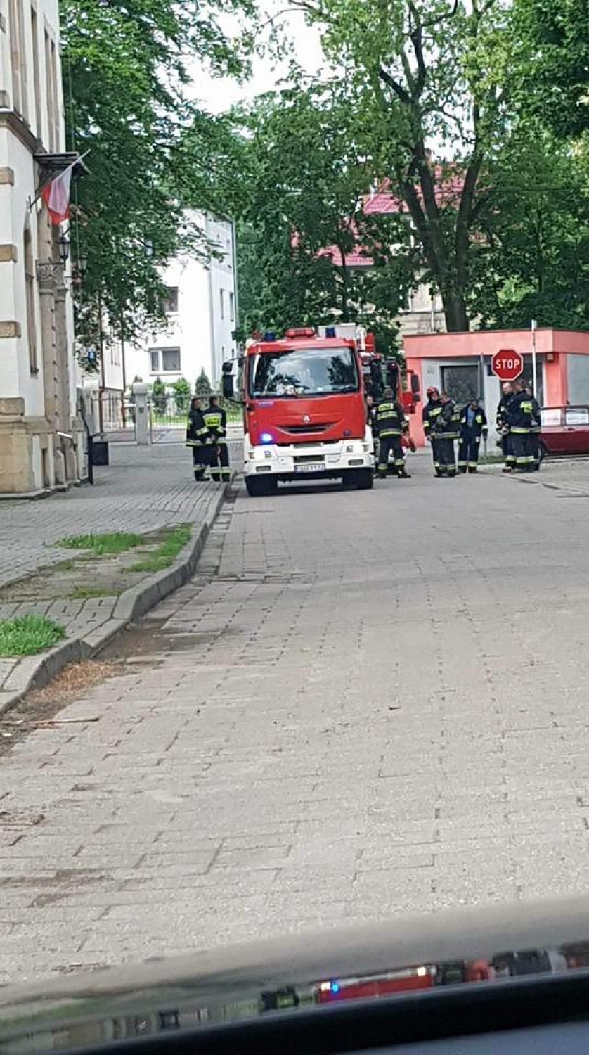Alarm w budynku Sądu Rejonowego w Lublińcu. Przyjechali strażacy z JRG i OSP Kochcice [ZDJĘCIA]
