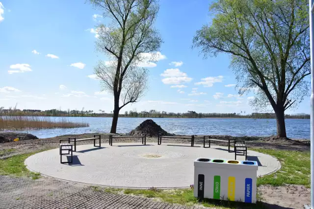 Tak wyglądają ścieżki rowerowe w Rogowie oraz teren nad Jeziorem Rogowskim Dużym.