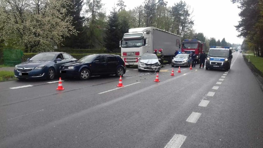Lasy k. Kraśnika: Nieoznakowany, policyjny Opel Insignia kraśnickich policjantów rozbity FOTO, WIDEO