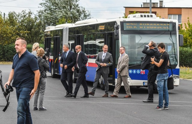 We wtorek (11 września) miasto podpisało umowę na zakup nowych autobusów. Wiosną przyszłego roku na bydgoskie ulice wyjedzie kilkanaście nowoczesnych pojazdów. Podczas konferencji prasowej prezydent Rafał Bruski podsumował to, co udało się w ostatnich latach zrobić w bydgoskiej komunikacji miejskiej. 

Komunikacja miejska w Bydgoszczy zmieniła się w ostatnich latach i widać to gołym okiem. Warto dodać, że autobusy kursujące po bydgoskich ulicach są najmłodsze w całej Polsce. Żadne inne miasto nie ma tak młodego taboru.

Więcej szczegółów na kolejnych slajdach >>>


Zobacz wideo: Wszystkie ceny w górę - susza niszczy plony | wzrost cen żywności

