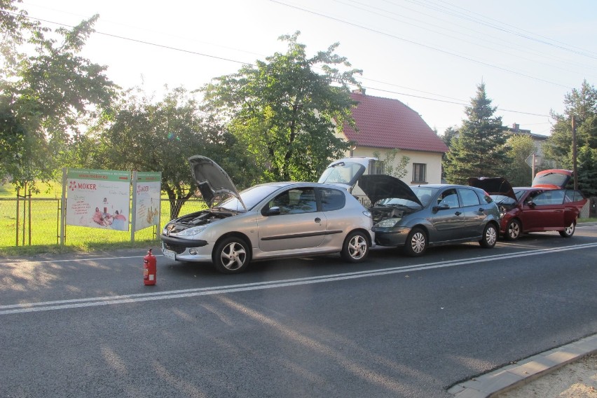 Zdarzenie drogowe z udziałem czterech samochodów osobowych...