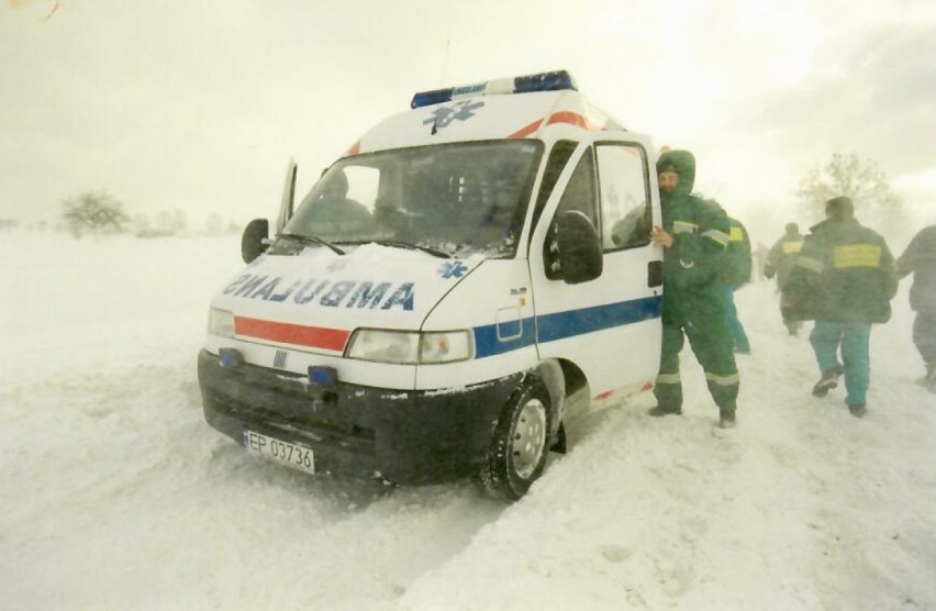 Zasypane ulice i drogi w Piotrkowie i powiecie, karetki w...