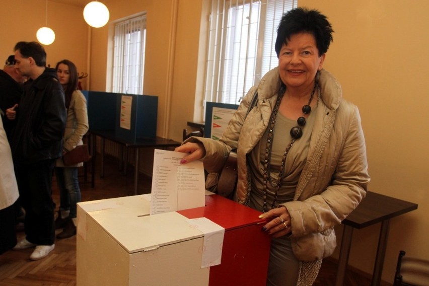 Wybory Kraków SLD: Joanna Senyszyn podczas głosowania [ZDJĘCIA]