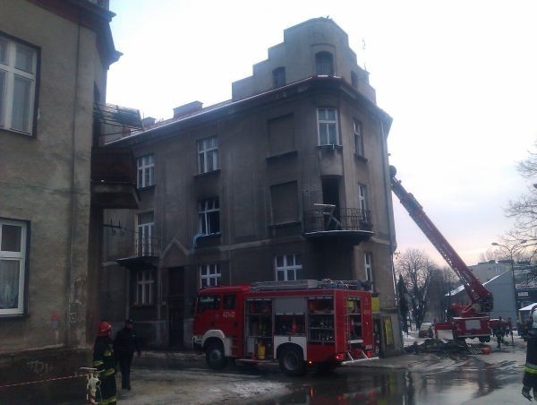 Strażacy dogaszają pożar, do którego doszło po eksplozji w bloku na rogu ul. Kadłubka i 3 Maja w Chrzanowie.