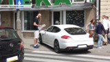 Marcin Gortat zaparkował samochód na środku chodnika [wideo]