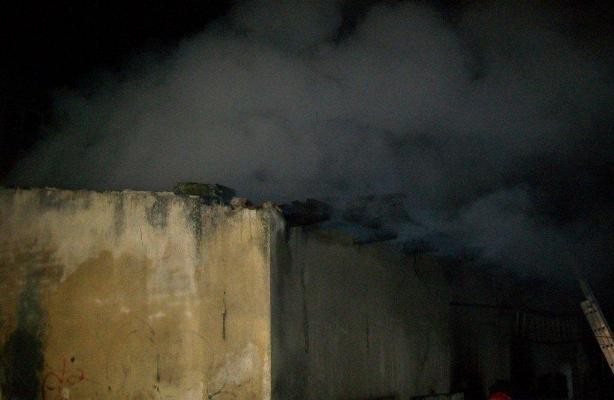 Pożar budynku gospodarczego w Słupcy. Spłonęło 80 gołębi i kury