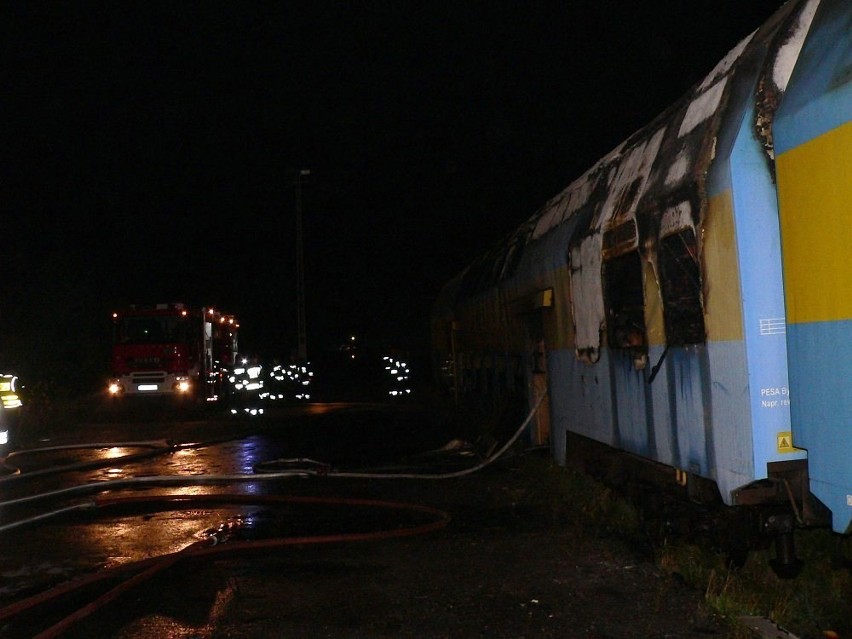 Pożar w Lesznie. Spaliły się dwa wagony stojące na bocznicy...