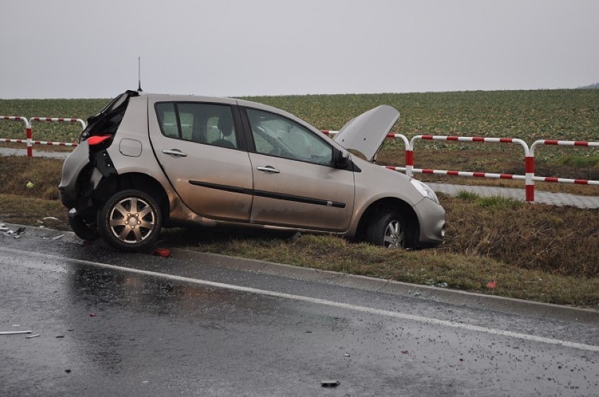 Dolsk/Krupczyn: zderzenie dwóch aut. Utrudnienia na drodze.