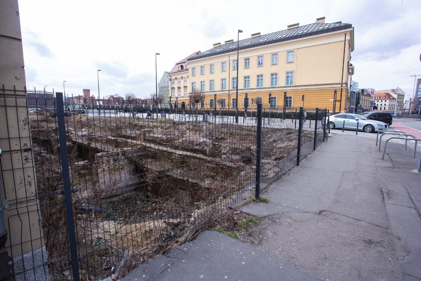 Góry śmieci, odrapane kamienice, zapuszczone podwórka,...