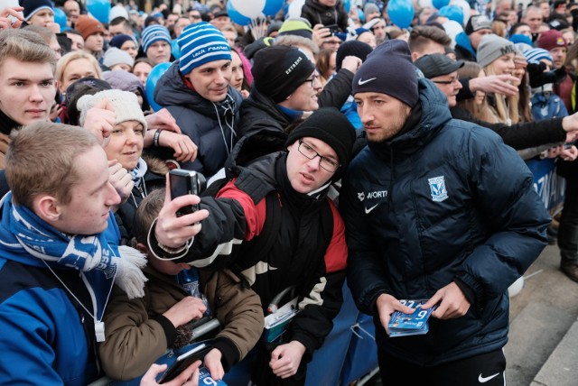 Lech Poznań: Pierwszy gwizdek Kolejorza. Piłkarze spotkali się z kibicami na placu Wolności [ZDJĘCIA]