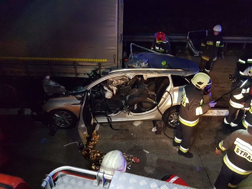 Fatalny wypadek na autostradzie A2. Auto wbiło się w naczepę [ZDJĘCIA]