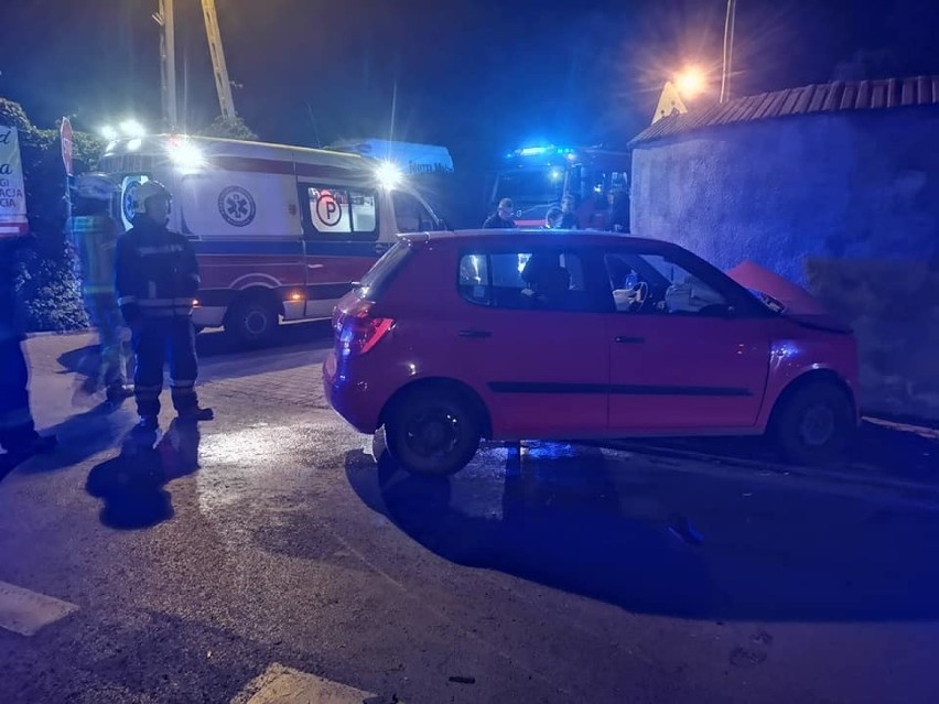 Wypadek w Starym Sączu. Samochód zderzył się z autobusem