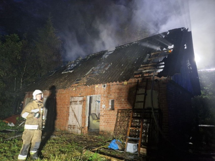 Gmina Choczewo. Palił się budynek gospodarczy w Przebendowie | ZDJĘCIA