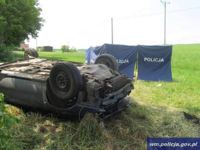 Na miejscu zginęły dwie młode osoby, 18-letnia kobieta i o 10 lat starszy mężczyzna. 17-letnia pasażerka z obrażeniami kręgosłupa trafiła do szpitala w Elblągu. Kierowca i pasażer siedzący na przednim siedzeniu nie odnieśli żadnych obrażeń. Obaj zostali zatrzymani.