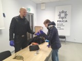 Uczniowie SP1 w Komendzie Powiatowej Policji w Lęborku. Poznali tajniki służby