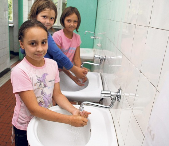 W Szkole Podstawowej nr 35 w Łodzi uczniowie myją ręce w zimnej wodzie