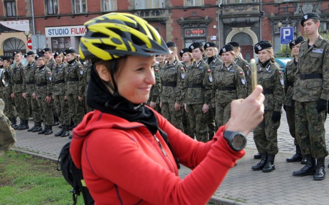 Miłka Raulin po raz trzeci jedzie rowerem przez Polskę, aby uczcić rocznicę odzyskania przez nasz kraj niepodległości. Dziś była w Grudziądzu