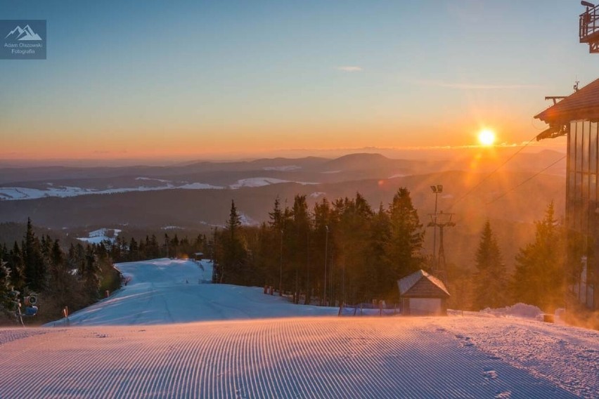 Jaworzyna Krynicka zachwyca o każdej porze roku. Tam ciągle jest zima. Można jeździć na nartach i podziwiać bajeczne widoki na Tatry