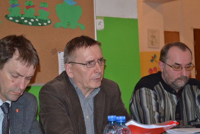 Ryszard Wirtwein (pośrodku) w trakcie spotkania sołeckiego w Gościszewie