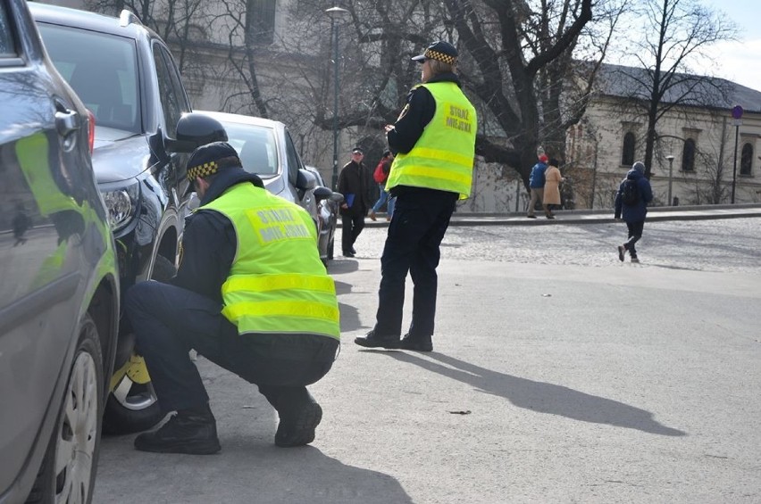 Strażnicy zakładający blokady w rejonie Wawelu