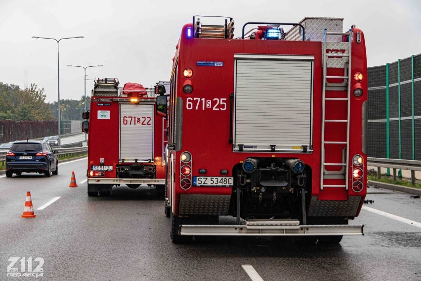 Poważne zderzenie dwóch osobówek na DTŚ. Utrudnienia, objazdy, policjanci kierujący ruchem. ZDJĘCIA z miejsca zdarzenia