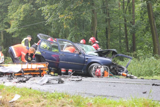 Wypadek w Książęcym Lesie - kierowca golfa w ciężkim stanie.