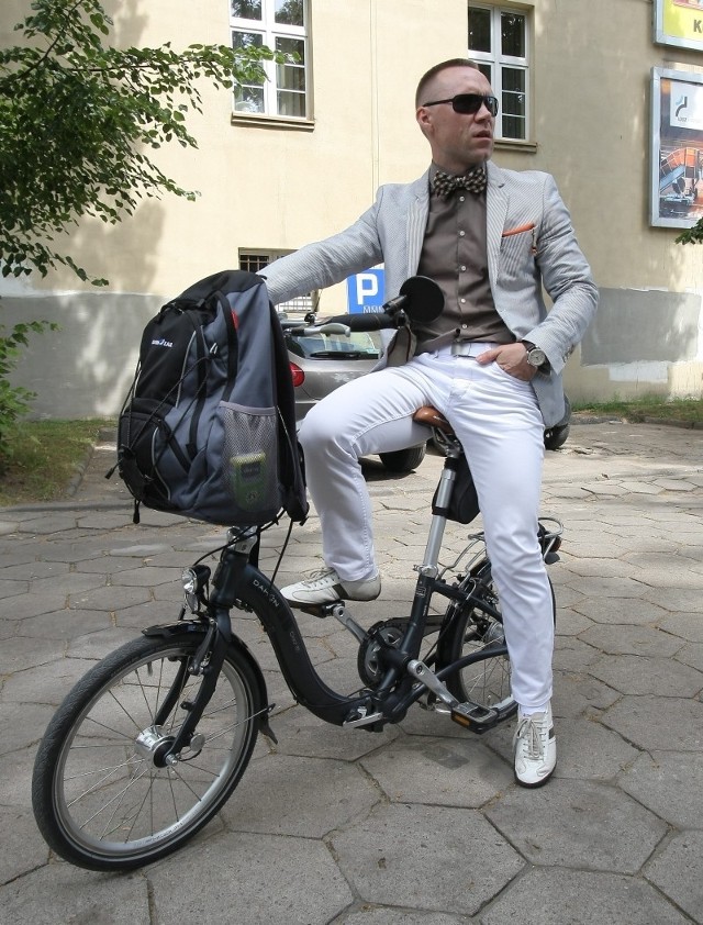 Komendant Straży Miejskiej w Łodzi Dariusz Grzybowski na rowerze patroluje miasto
