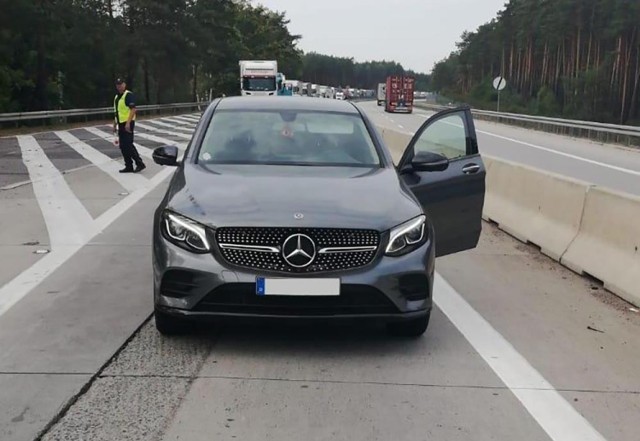 Policjanci żagańskiej drogówki zatrzymali po pościgu uciekającego z Niemiec kierowcę, który jadąc skradzionym mercedesem, nie zatrzymał się do kontroli. Do sytuacji 19 września. Dyżurny policji w Żaganiu dostał informację o trwającym z kierunku Niemiec pościgu za mercedesem GLC 220. Jego kierowca nie zatrzymał się do kontroli niemieckim policjantom. Za uciekającym samochodem drogą krajową nr 18 pościg prowadziła niemiecka policja. Po przekroczeniu granicy w Olszynie do pościgu włączyli się żarscy policjanci. Dyżurny do pościgu wysłał drogówkę. Patrol zablokował uciekającego mercedesa. Policjanci z Żagania i Żar zatrzymali uciekającego kierowcę i zabezpieczyli skradziony samochód. Wartość odzyskanego samochodu to około 192 tys. zł. Zatrzymany mężczyzna to 38-letni mieszkaniec Wrocławia. Trafił do policyjnej celi.

Ciężarówka wjechała w pole i spłonęła. Ranny kierowca w szpitalu. WIDEO:


