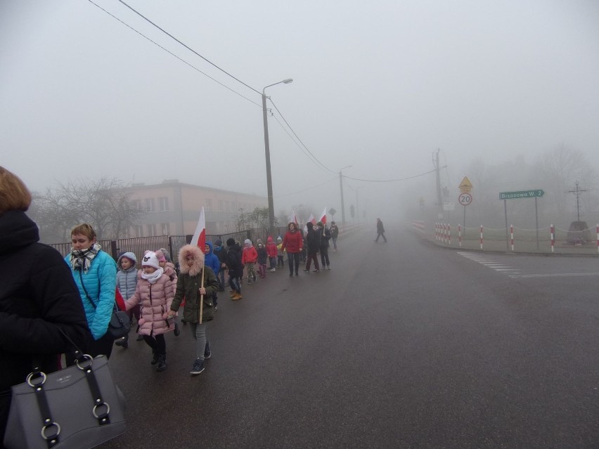 Uczniowie Szkoły Podstawowej w Białaszewie przeszli w marszu...