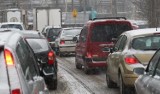 Śnieg i szklanka na drogach. Tworzą się korki w Szczecinie i regionie