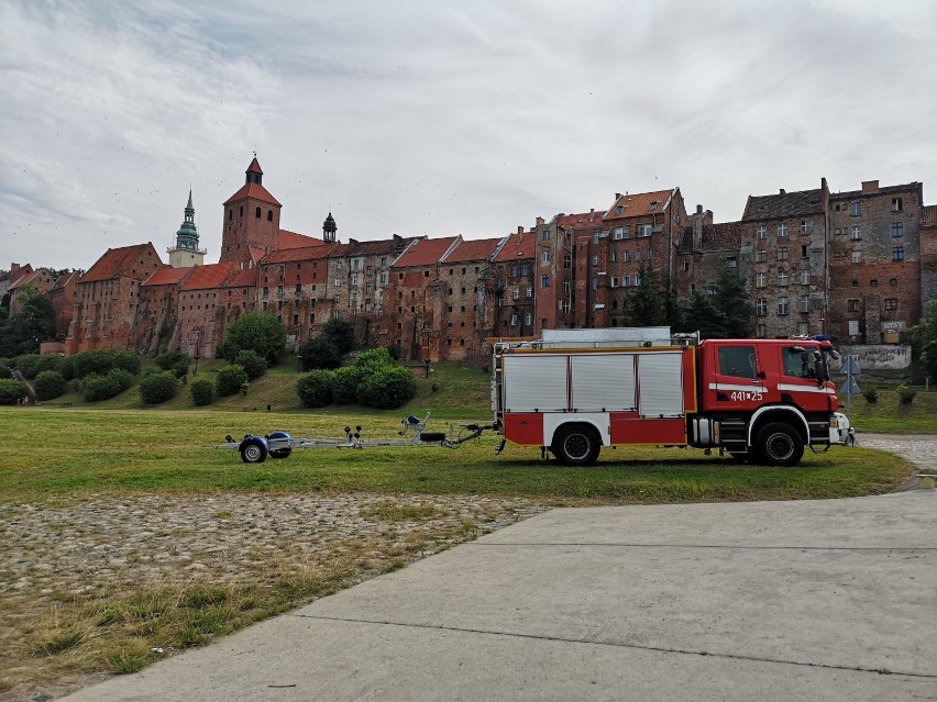 Plama oleju na Wiśle w Grudziądzu. Neutralizowali ją strażacy [zdjęcia, wideo]