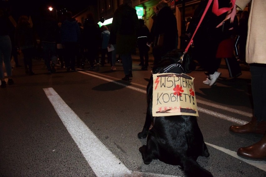 W centrum Mogilna pojawiło się jeszcze więcej protestujących...