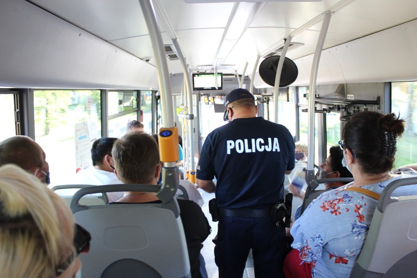 Koronawirus. Policjanci z Łasku sprawdzali maseczki w autobusach ZDJĘCIA