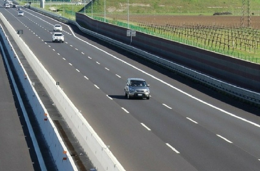 5. Jazda środkowym pasem na autostradzie

O tym, że jazda...