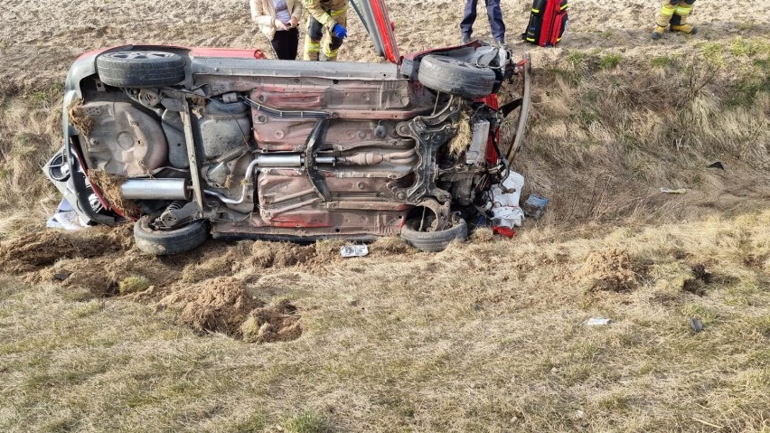 Wypadek na obwodnicy Grodziska: Kompletnie pijany 25-latek wylądował autem w rowie. Nie miał też uprawnień